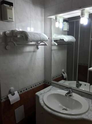 Хостелы Apartament in regim hotelier Бакэу Двухместный номер с 1 кроватью и собственной ванной комнатой-9